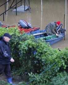 Imagen secundaria 2 - El río Nalón, a su paso por Pravia, desbordado, al igual que el río Raíces, en Castrillón