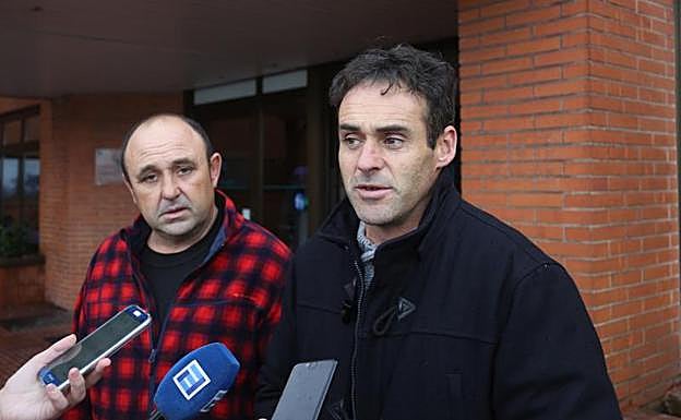 Los dos pescadores, a la salida del hospital. 