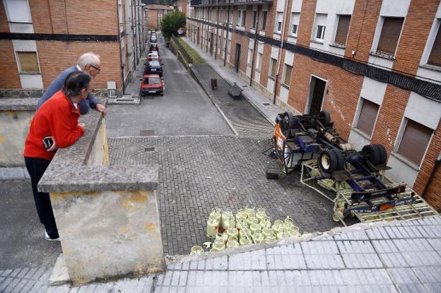 El camión volcado, el día del accidente. 