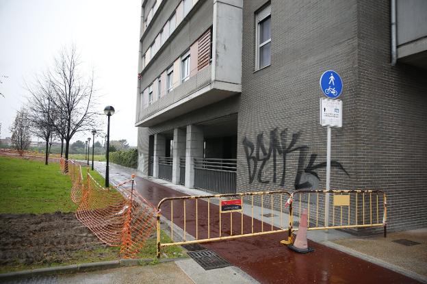 Aspecto del renovado tramo de carril bici, pendiente del pintado de la señalización vial. 