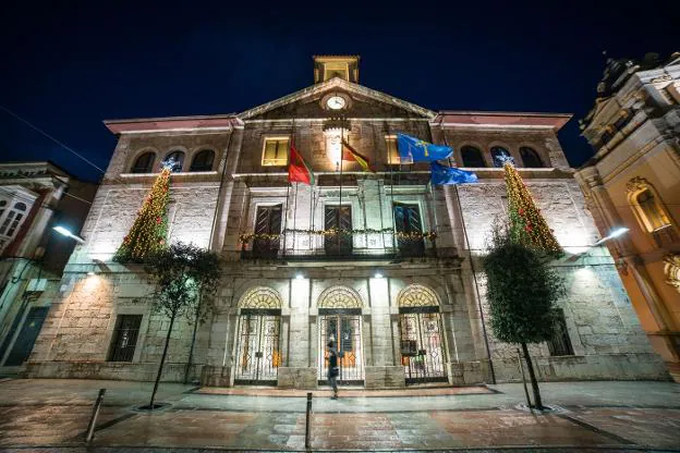 El Ayuntamiento de Llanes, con su decoración navideña, ayer por la tarde. 