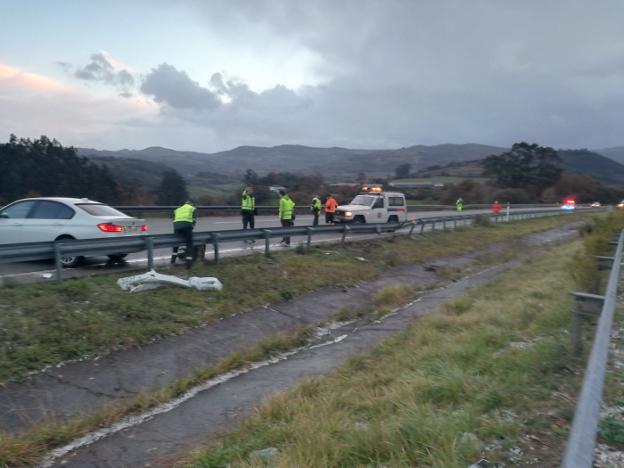 Accidente en la A-8, antes de llegar a Villaviciosa. Un Volvo pegó contra la valla y salió despedido. 