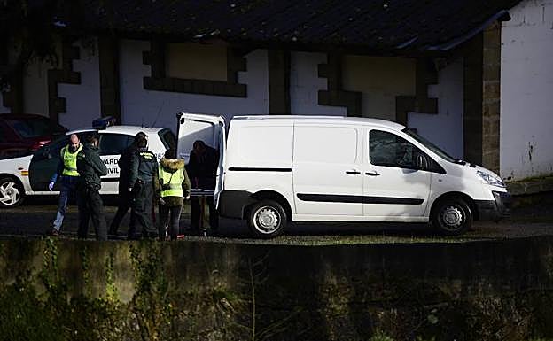 Central hidroeléctrica de Puerto, con la Guardia Civil y Policía Local en el lugar de la aparición