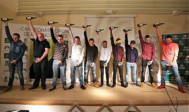 Desde la izquierda, Marcos Ramos, Adrián Paredes, Pablo Álvarez, Alberto Truchado, Jorge Vargas, Wilkin Aquiles, Salvador Ondó, Jeison Franco, Jonathan Trabanco y Alejandro Morillo, escancian un culete simultáneo tras la entrega de premios. 