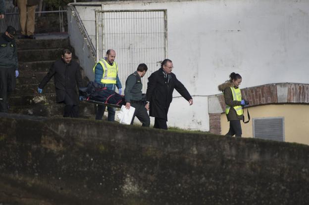 Efectivos de la Guardia Civil sacan el cuerpo encontrado en la central hidroeléctrica de Puerto.