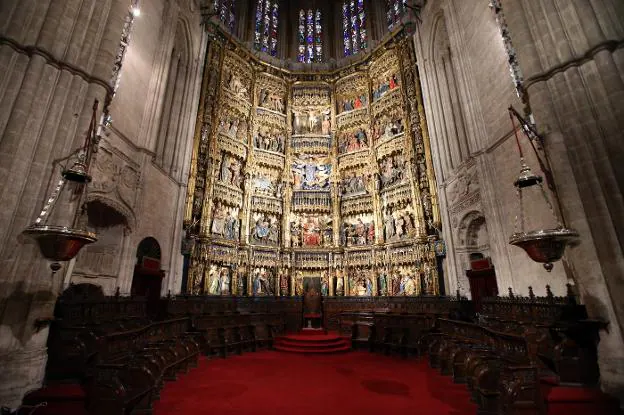 Aspecto del retablo mayor del templo, ya sin andamios. 