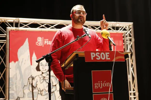 El secretario general de la FSA, Adrián Barbón, en su intervención en la reciente asamblea de su partido en Gijón. 