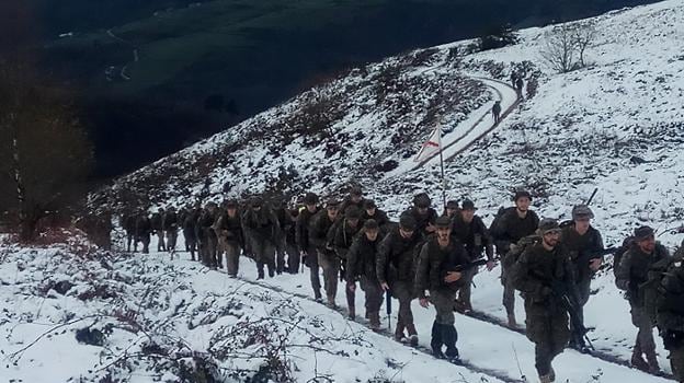 El escuadrón militar ascendiendo al Alto del Acebo en Cangas del Narcea. 