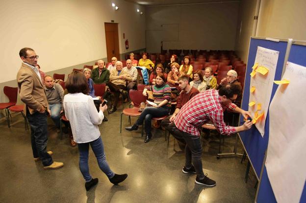 Participantes en la jornada de deliberación de ayer. 