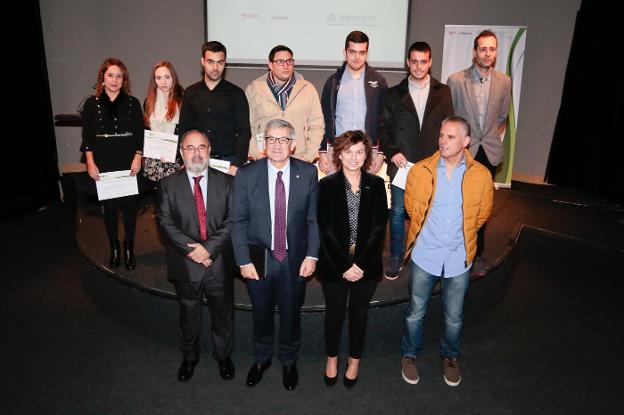 Los premiados posan con las autoridades. 