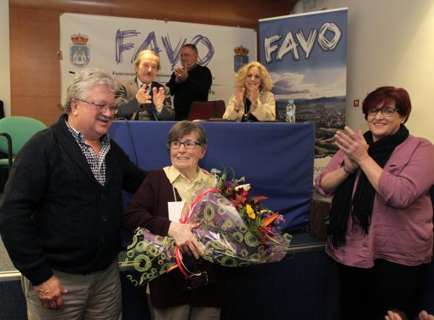 Margot Losa, con un ramo de flores, fue una de las protagonistas de la entrega de los premios de la FAVO. 