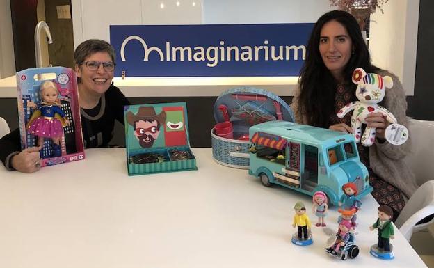 Imma Marín y María Nalda apuestan por «los juguetes reales» que estimulan la imaginación.