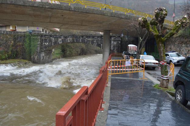 Tramo de la acera afectado por la crecida del río Narcea. 