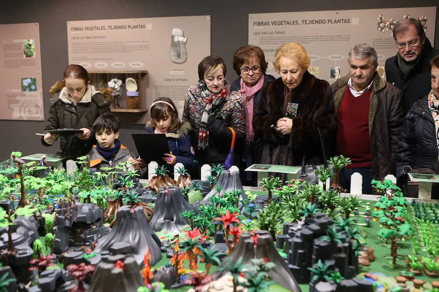Un belén y los ecosistemas en versión Playmobil comparten espacio en el Botánico de Gijón 