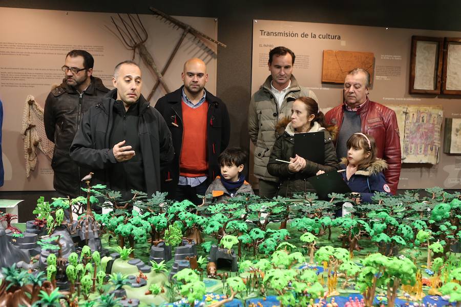 Un belén y los ecosistemas en versión Playmobil comparten espacio en el Botánico de Gijón 