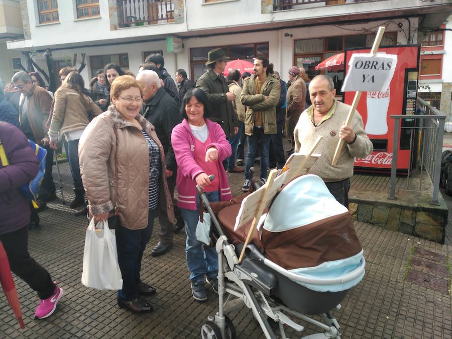 Protesta del colegio San Miguel de Trevías