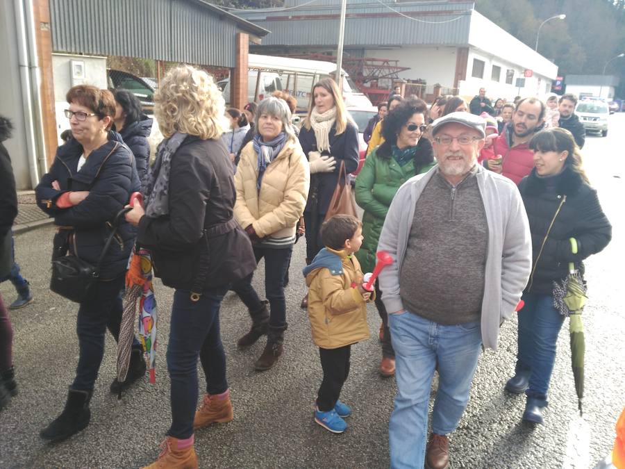 Protesta del colegio San Miguel de Trevías