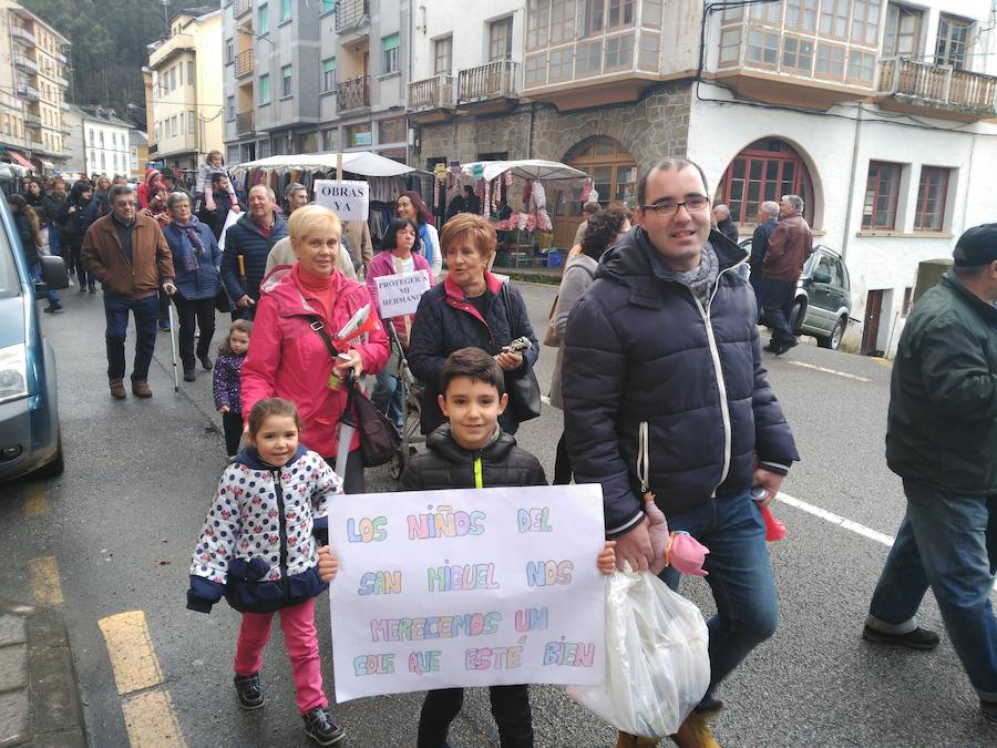 Protesta del colegio San Miguel de Trevías