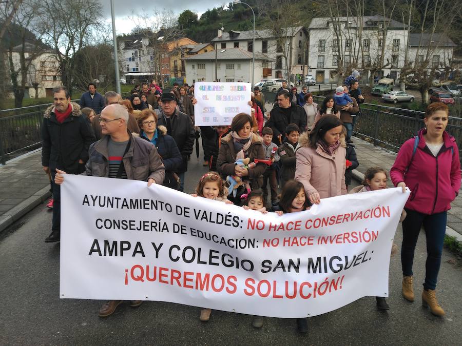 Protesta del colegio San Miguel de Trevías