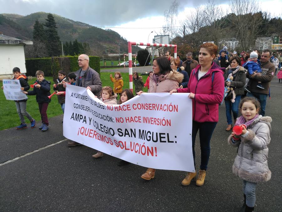 Protesta del colegio San Miguel de Trevías