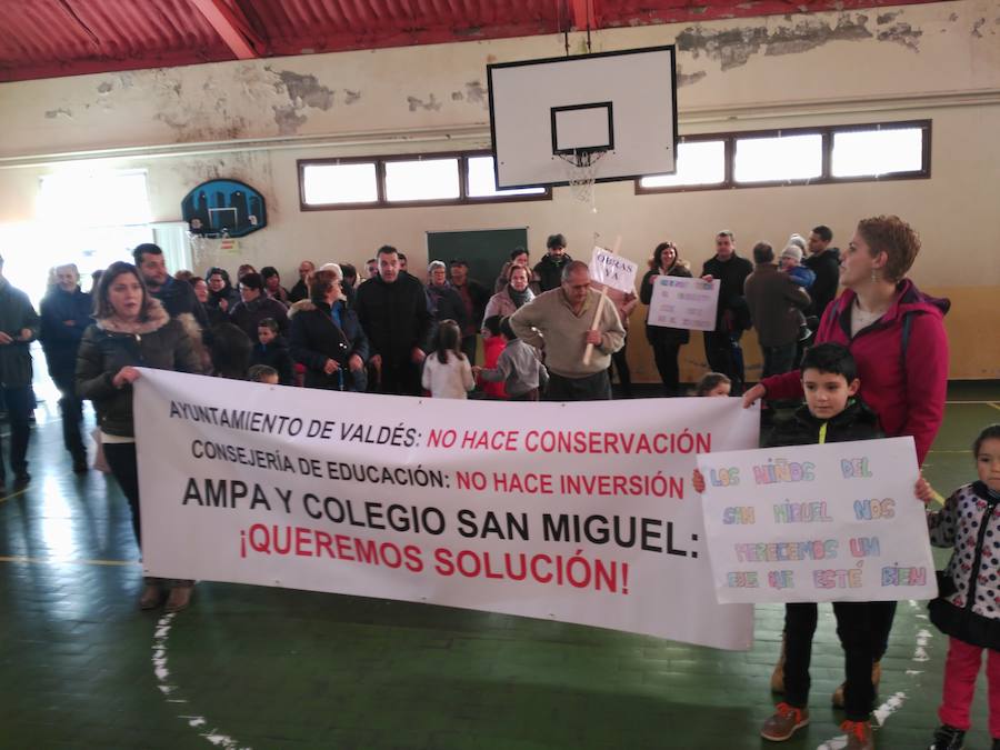 Protesta del colegio San Miguel de Trevías