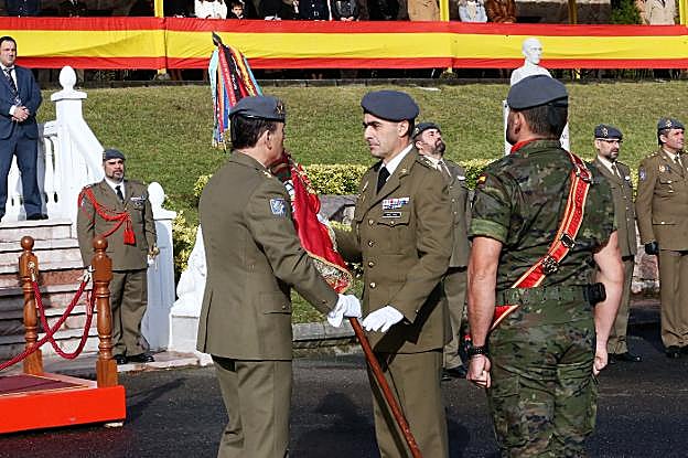 El coronel Manuel Pérez López recibe el guion del regimiento de manos de su predecesor, Raimundo Rodríguez Roca. 