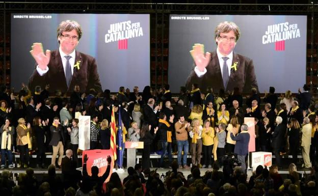 Puigdemont, en videoconferencia desde Bélgica durante un acto en la Escuela Industrial de Barcelona. 