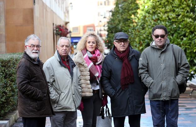 Gonzalo Díaz, Jesús Cabada, Teresa Álvarez, Pedro García y Ángel del Valle, componentes de la plataforma. 