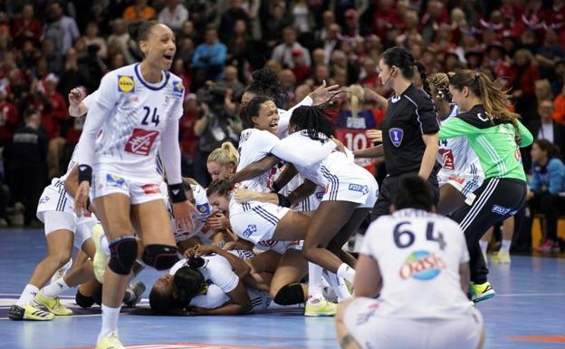 Las jugadoras de la selección francesa celebran su título del mundo. 