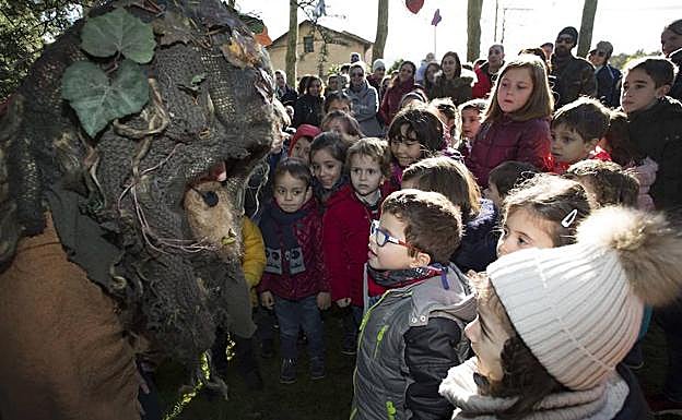 Jardín Botánico. El Arfueyu congregó a decenas de niños y niñas para escuchar con atención sus cuentos y leyendas. 