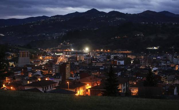 Vista general de las localidades langrenas de Sama y La Felguera, con la iluminación actual. 