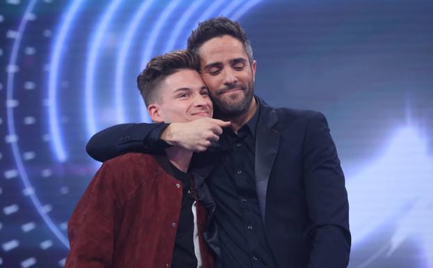 Imagen. Roberto Leal abraza a Raoul.