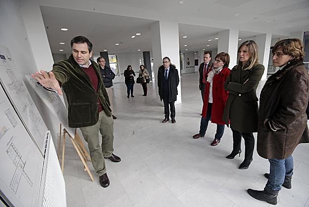 Pilar Varela, Graciela Blanco y Ana Rivas observan los planos del nuevo Centro Polivalente de Recursos del Naranco. 