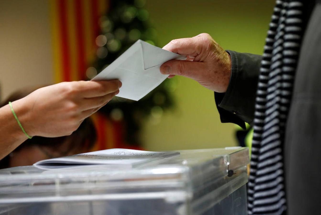 Normalidad en los colegios de Cataluña durante las primeras horas de lla jornada electoral.