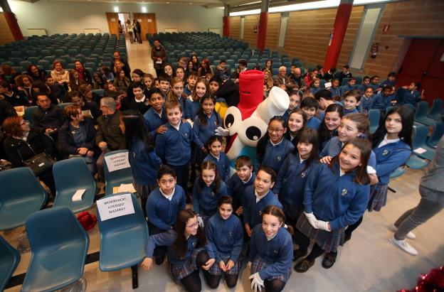 Los alumnos del colegio Nazaret junto a 'Pipe'. 