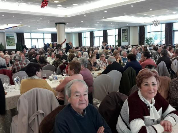 Los jubilados y pensionistas disfrutaron de la comida y el baile en Soto del Barco. 