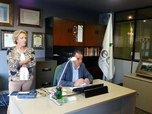 Mabel Núñez y Jorge Areces, en la sede gijonesa de la asociación. 