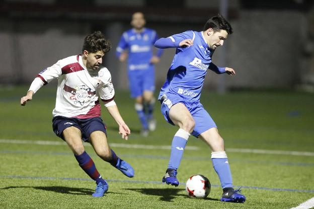 Diego controla el balón ante la presión fabril. 