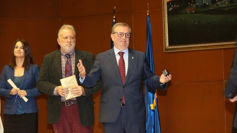 El consejero de Sanidad, Francisco del Busto, ha presidido el homenaje dedicado a los profesionales del área sanitaria III que se jubilan este año. 