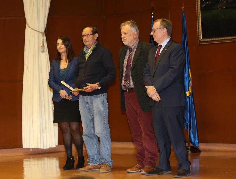 El consejero de Sanidad, Francisco del Busto, ha presidido el homenaje dedicado a los profesionales del área sanitaria III que se jubilan este año. 