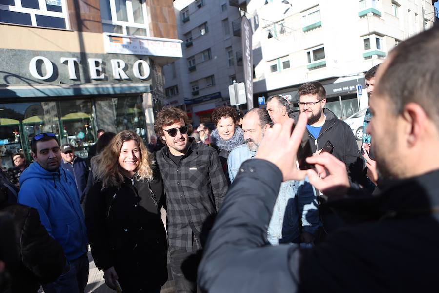 Fernando Alonso inaugura un paso de cebra en Pola de Siero