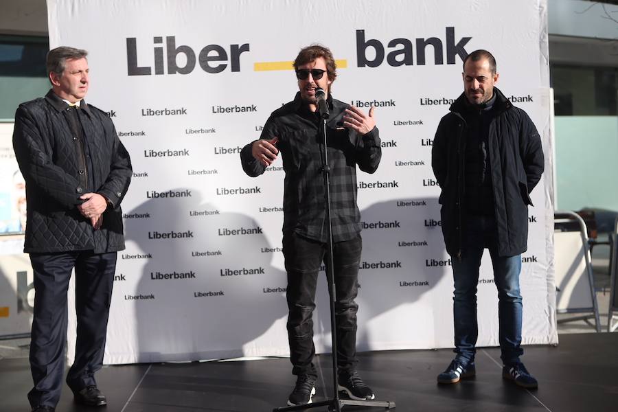 Fernando Alonso inaugura un paso de cebra en Pola de Siero