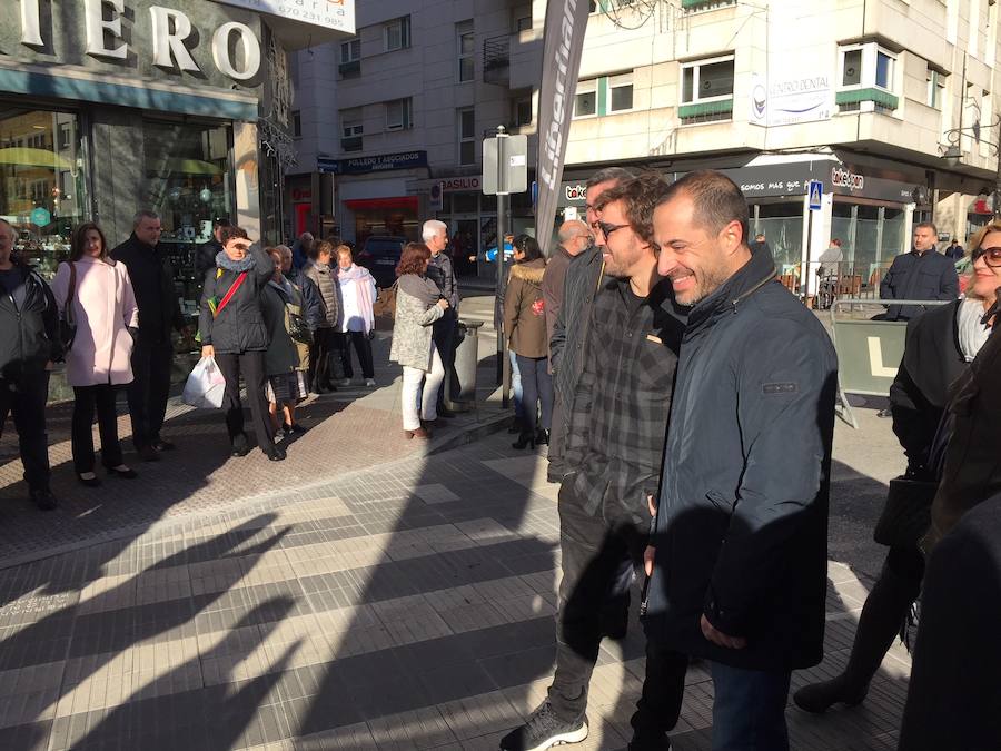 Fernando Alonso inaugura un paso de cebra en Pola de Siero