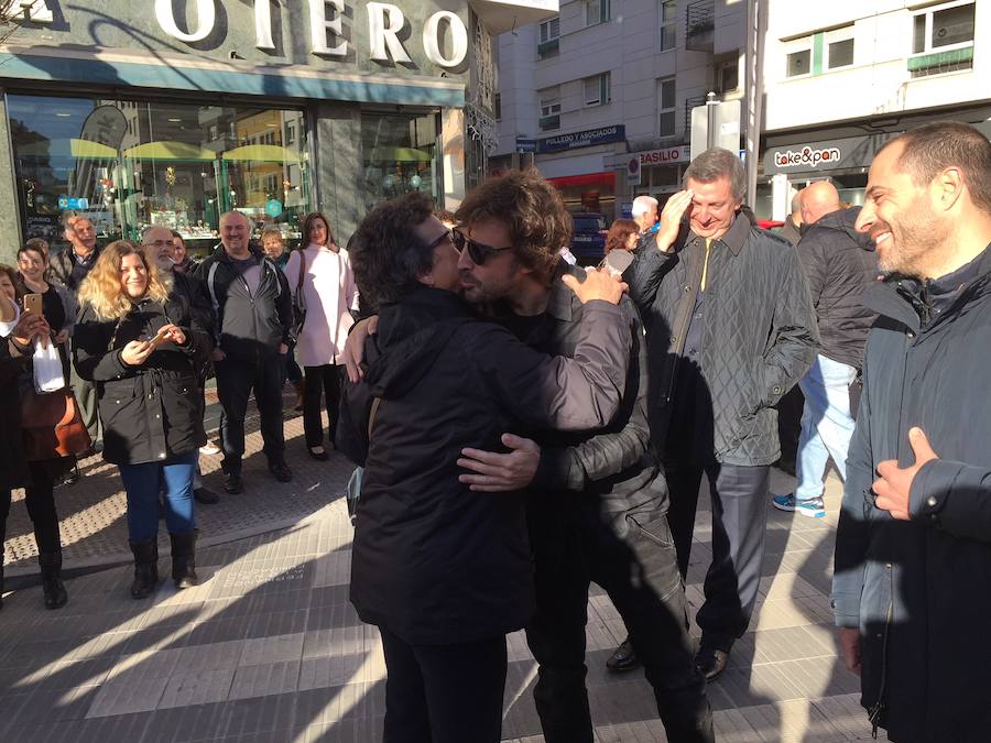 Fernando Alonso inaugura un paso de cebra en Pola de Siero