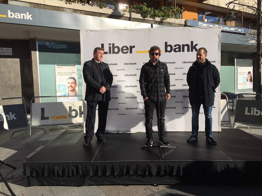 Fernando Alonso inaugura un paso de cebra en Pola de Siero