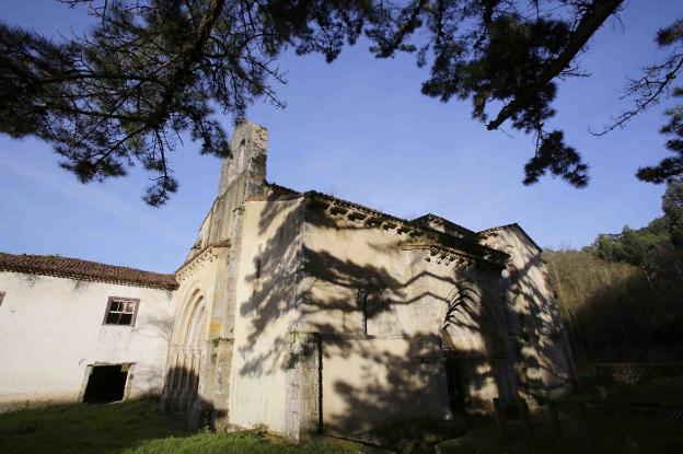 El templo benedictino románico de San Antolín de Bedón, ubicado en la localidad de Naves, en el concejo de Llanes. 