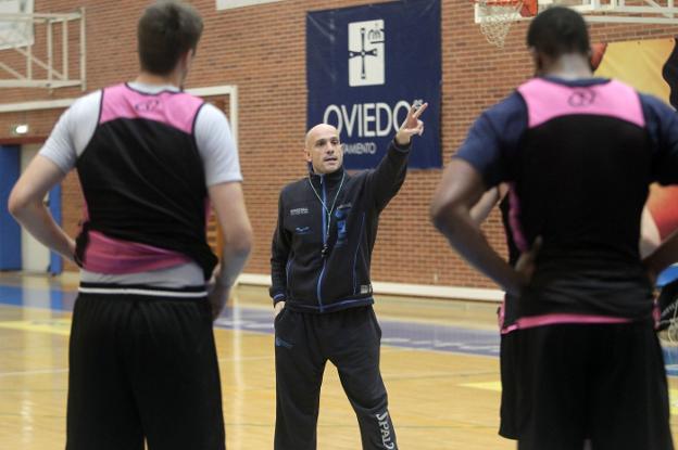 Carles Marco da instrucciones a sus jugadores durante el último entrenamiento. 