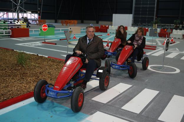 Álvaro Muñiz, Sonia Fuente y Sandra González, en el circuito de habilidad de Mercaplana. 