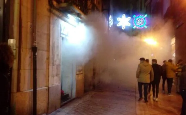 El humo proviene de una tienda de la calle Magdalena de Oviedo.