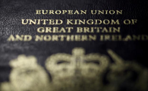 Detalle de un pasaporte británico antiguo.
